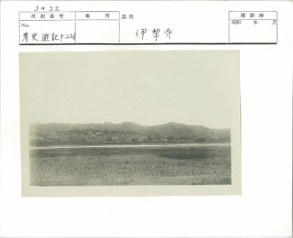 晴朗田野远眺群山.jpg