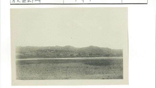 晴朗田野远眺群山.jpg
