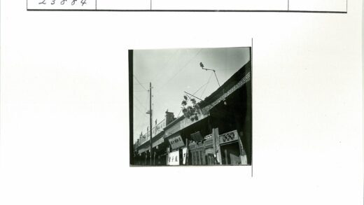 晴空下中国风老街景.jpg