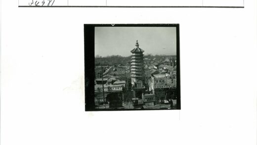晴空下传统宝塔城市景观.jpg