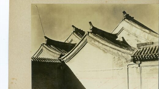 晴空下传统建筑屋顶与墙壁.jpg