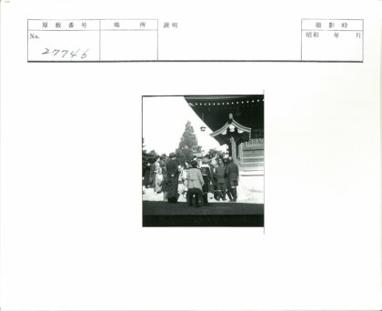 晴空下传统木屋与人群.jpg