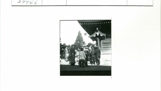 晴空下传统木屋与人群.jpg