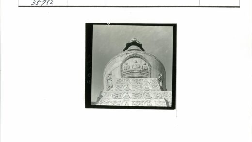 晴空下佛塔外壁佛像雕刻.jpg