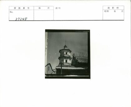 晴空下华丽多层宝塔与古建筑.jpg