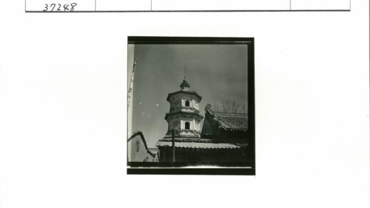 晴空下华丽多层宝塔与古建筑.jpg