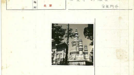 晴空下华丽寺庙尖塔特写.jpg