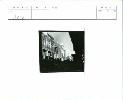 晴空下历史建筑与绿荫街景.jpg