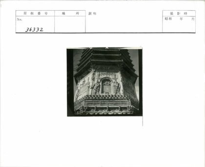 晴空下古代宝塔雕刻特写.jpg