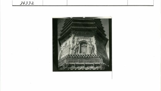 晴空下古代宝塔雕刻特写.jpg