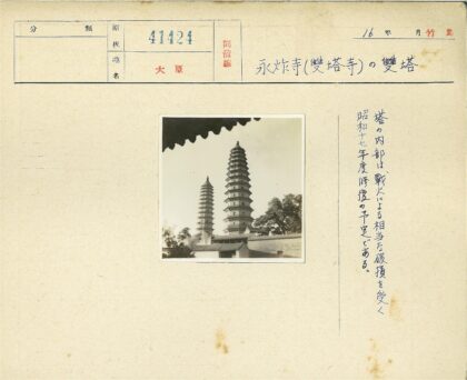 晴空下古塔与传统建筑风光.jpg