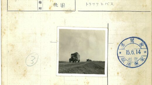 晴空下土路行驶的公交车队.jpg