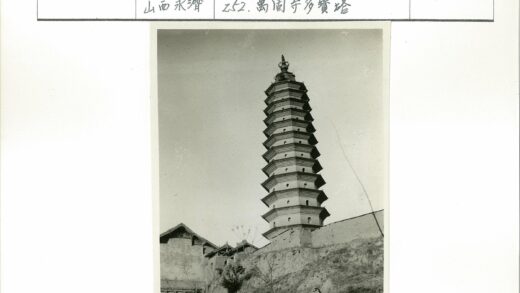 晴空下多层宝塔与山坡建筑.jpg