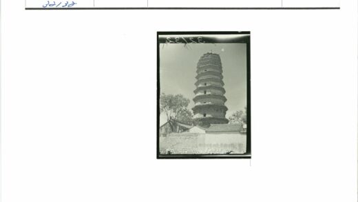 晴空下多层宝塔与建筑树木景观.jpg