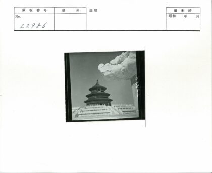 晴空下多层宝塔与石龙雕像.jpg