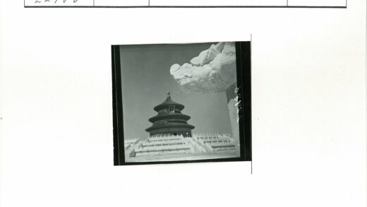 晴空下多层宝塔与石龙雕像.jpg