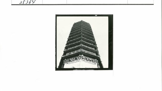 晴空下多层宝塔建筑.jpg