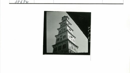 晴空下多层宝塔建筑特写.jpg