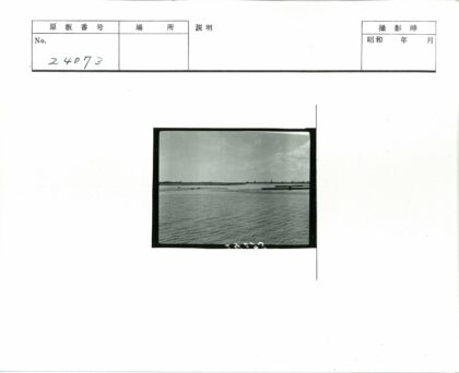 晴空下宁静的宽阔河流.jpg