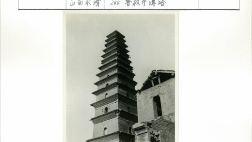 晴空下宝塔与残损砖瓦建筑.jpg