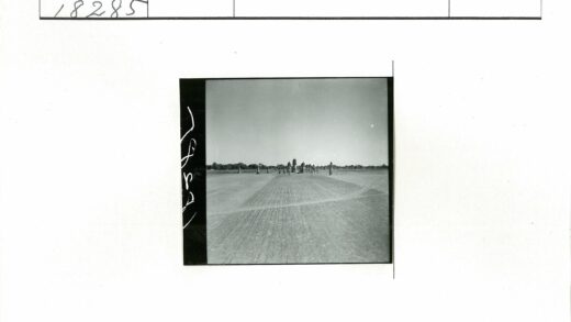 晴空下宝塔状巨石景观.jpg
