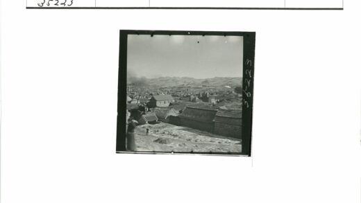 晴空下小镇泥路远山景.jpg