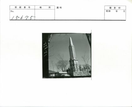 晴空下尖碑与人群.jpg
