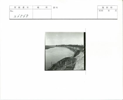 晴空下悬崖河流与远树建筑.jpg