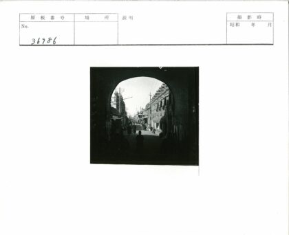 晴空下拱门街景行人建筑.jpg