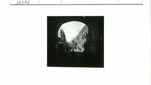 晴空下拱门街景行人建筑.jpg