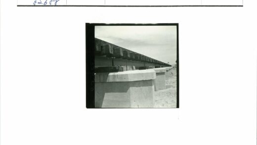 晴空下木制铁路桥.jpg