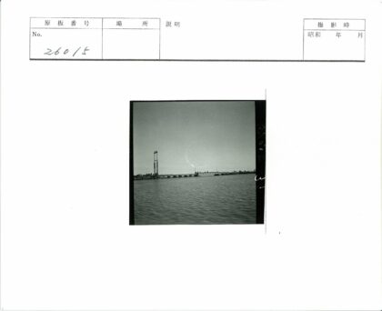 晴空下水面古桥建筑风光.jpg