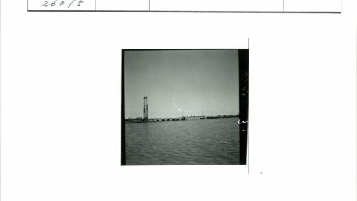 晴空下水面古桥建筑风光.jpg