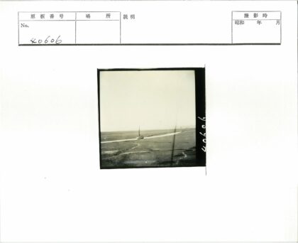 晴空下沙洲航道行船.jpg