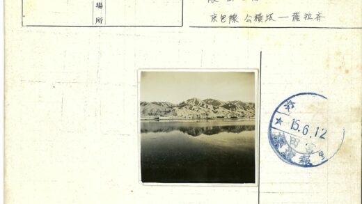 晴空下湖畔山影与建筑.jpg