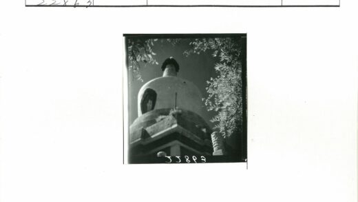 晴空下灰色佛塔仰拍.jpg