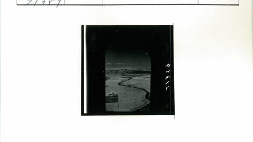 晴空下田园河流远山景.jpg