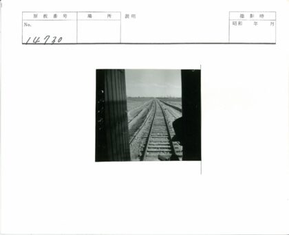 晴空下田野延伸的火车轨道.jpg