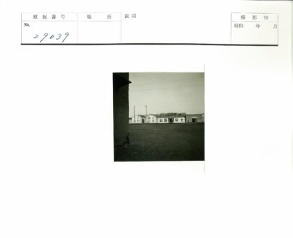 晴空下电线杆与汉字建筑.jpg