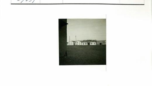 晴空下电线杆与汉字建筑.jpg
