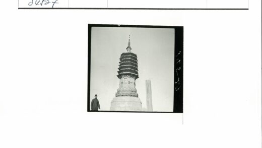晴空下的传统多层宝塔.jpg