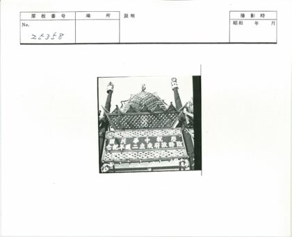 晴空下的传统装饰建筑.jpg