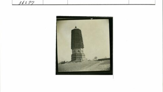 晴空下的分层古塔与林间小路.jpg