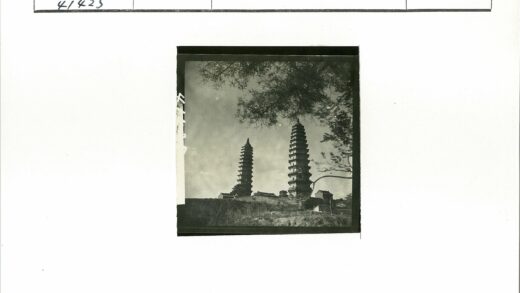 晴空下的双塔与城市景观.jpg