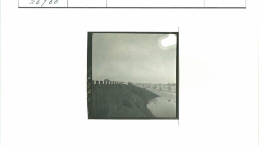 晴空下的古城墙与自然风光.jpg