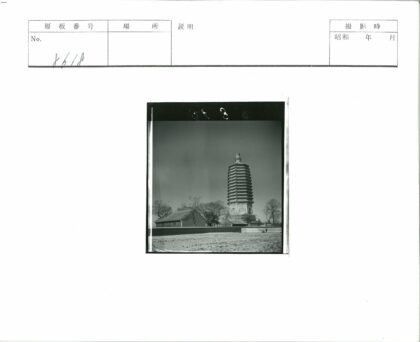 晴空下的古塔与斜顶建筑.jpg