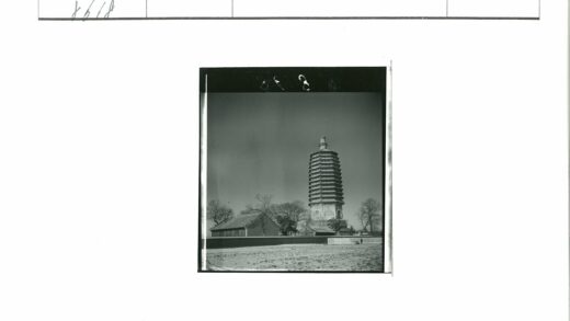 晴空下的古塔与斜顶建筑.jpg