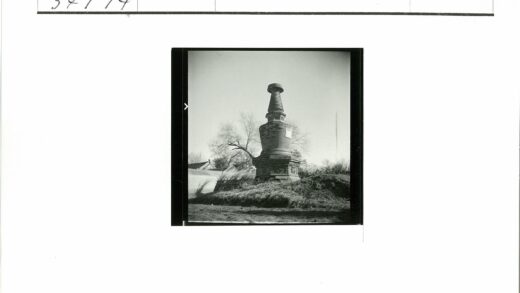 晴空下的古老石柱建筑.jpg
