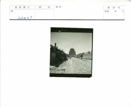 晴空下的土路与门塔.jpg