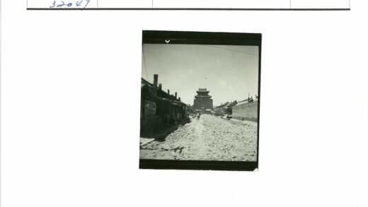 晴空下的土路与门塔.jpg